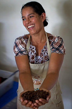 Rosa Sarmiento zeigt frisch geroesteten KaffeeRosa Sarmiento zeigt frisch geroesteten Kaffee