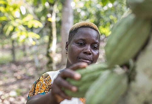 Eine Kakaobäuerin in der Elfenbeinküste.