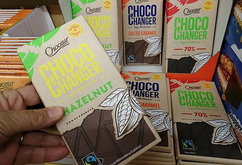 Eine Hand hält die neuen Choco Changer-Tafeln fest.