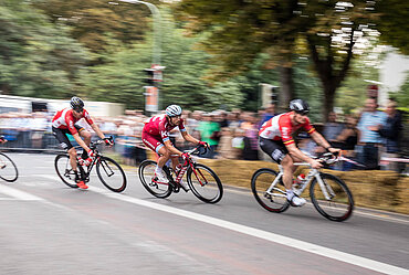 Drei Radfahrer bei der Tour de Neuss. Bild: nrv1888