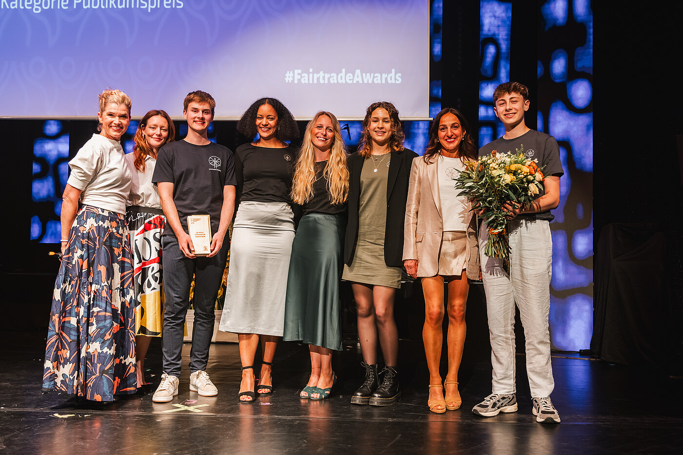 Auf der Bühne mit Anke Engelke und Laudatorin Lavinia Wilson bei den Fairtrade Awards 2024: Gewinner des Publikumspreises der Fairtrade Awards 2024 ist das Johann Sebastian Bach-Gymnasium Mannheim