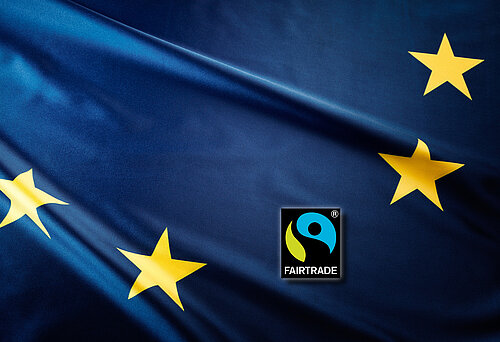 Die EU-Flagge und ein Fairtrade-Zeichen.