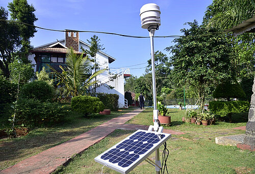 Eine der zwölf Wetterstationen der Klimaschule. © NAPP