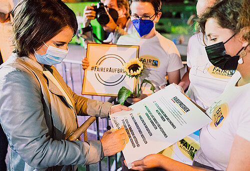 Auf einer Wahlkampfveranstaltung in Köln unterzeichnete Baerbock das Fairsprechen für einen fairen Aufbruch nach der Bundestagswahl. (c) Fairtrade/Jakub Kaliszewski