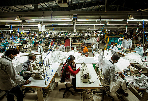Arbeiter in einer Textilfabrik in Indien. 