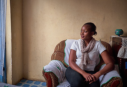 Blumenarbeiterin Esther Juma in ihrem Haus in Kenia. Bildnachweis: Fairtrade Deutschland / Tobias Thiele