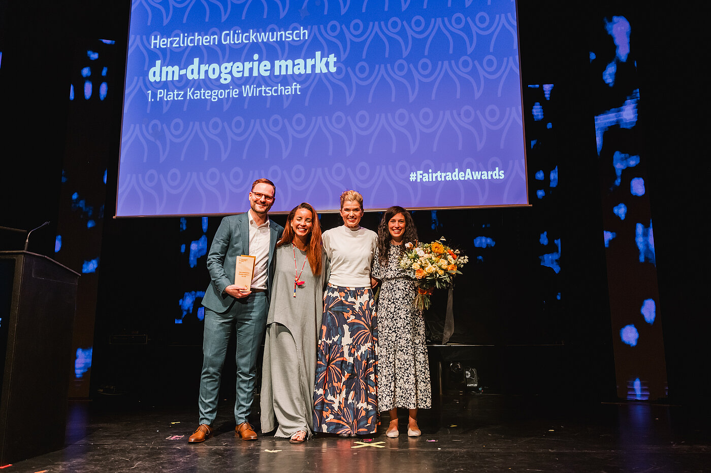 Auf der Bühne mit Anke Engelke und Laudatorin Domitila Barros bei den Fairtrade Awards 2024 Gewinner in der Kategorie Wirtschaft dm drogeriemarkt