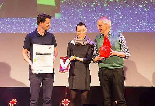 Daniel Caspari, Edith Gmeiner und Dieter Overath bei der Verleihung des mediaV-Awards