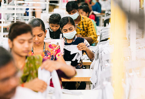 Frauen in einer Fairtrade-zertifizierten Textilfabrik Bild: TransFair e.V. / Christoph Köstlin