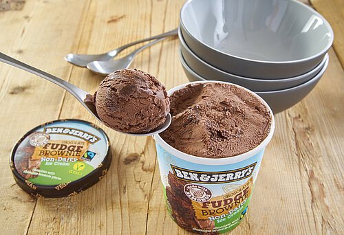 Auf einem Tisch steht ein Becher Fairtrade-Eiscreme von ben & Jerry's.