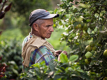 Fairtrade-Kleinbauer aus Kolumbien auf seiner Finca